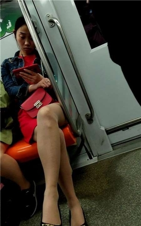 地铁上的红裙红包姑娘