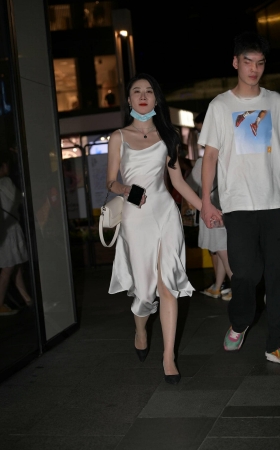夜拍白色吊带裙，R丝女朋友 [19P]