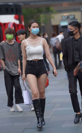 街拍吊带衫热牛美眉大长腿 [20P]