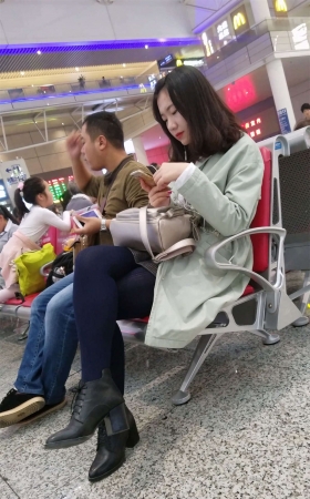 车站蓝色丝袜黑色皮鞋白肤漂亮美女