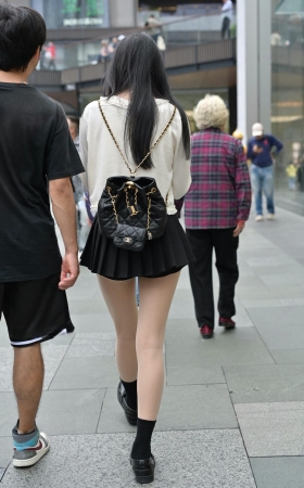 街拍超短裙r丝小妹 [19P]