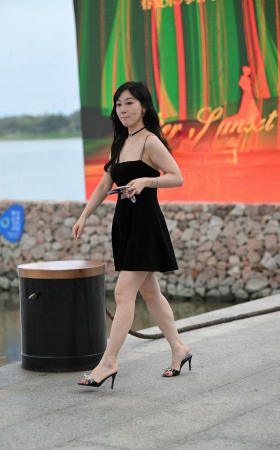 黑色吊带裙御姐女神 [16P]