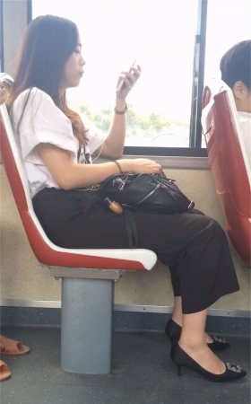 公交车上的休闲长裤长发美女