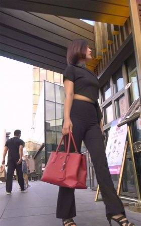 丰腴肉紧身黑裤短发美女