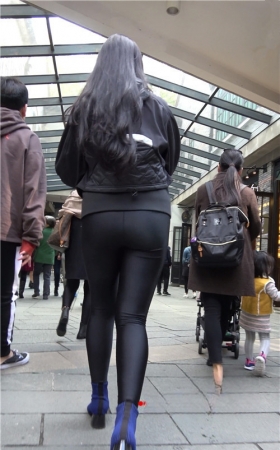 漂亮的紧身黑裤美女