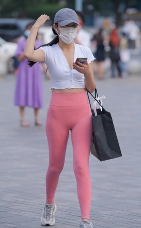 性感粉色瑜伽美女
