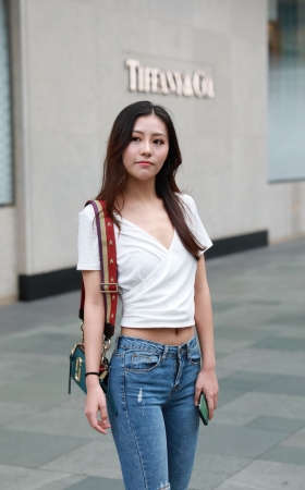 清纯可爱的紧牛美眉