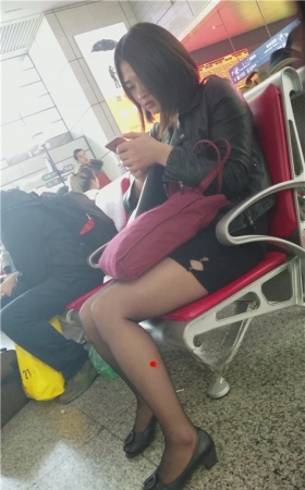 短发黑丝小姐姐