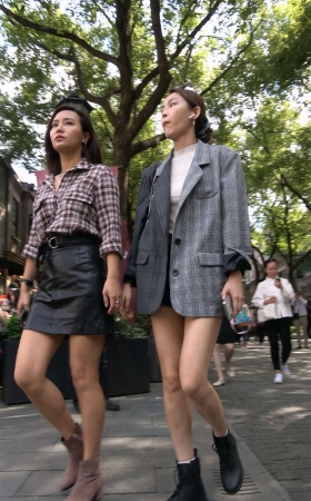 美女闺蜜相约下午茶