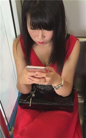 地铁上的红裙美眉，事业线微露。