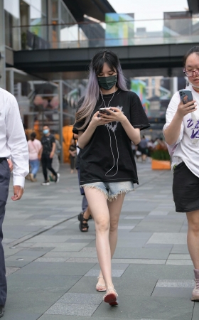 街拍听歌的热裤小妹 [19P]