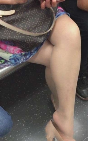地铁上偶遇肉丝玉足少妇晾脚