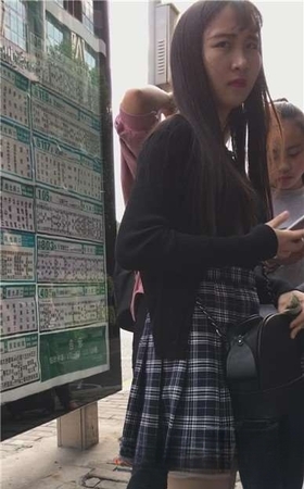 街拍等公交的格子短裙肉丝美腿女孩