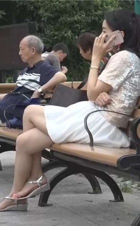 草地上的凉鞋美足短裙少fu玩耍时不时又春光乍泄 [290 MB/WMV]