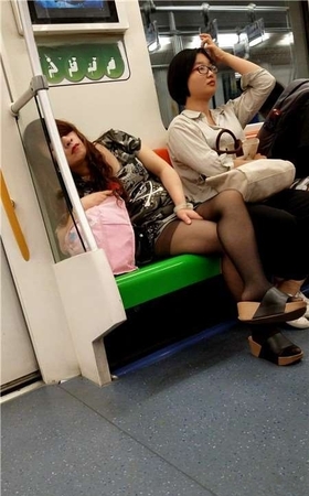 4K – 地铁近拍性感黑丝美女姐姐