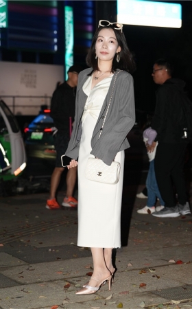 夜拍白裙小姐姐(150P)