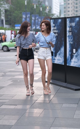 两个漂亮的小姐姐