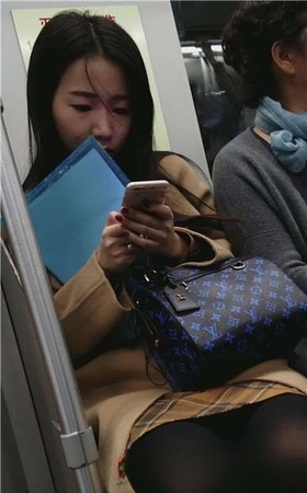 4k-黑丝美腿美眉地铁上玩手机被拍