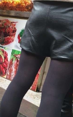 街拍黑色性感丝袜美腿女孩。