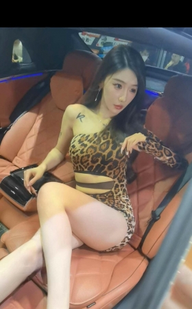 4K手机两分钟网红一悠悠豹纹车模 2P