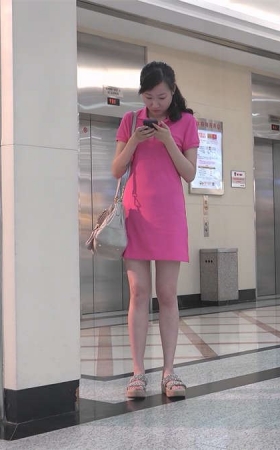 光是站着让拍就已满意，还有试鞋绝对是锦上添花