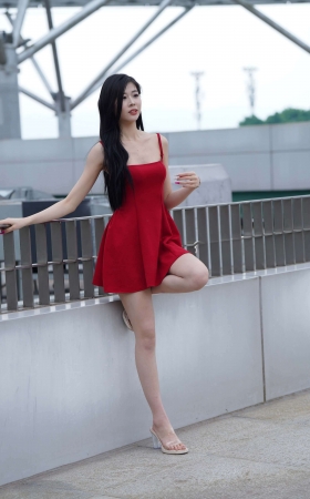 红色吊带裙小姐姐 [22P]