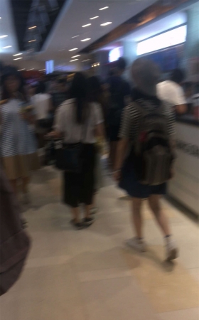 鸭舌帽眼镜妹在等地铁