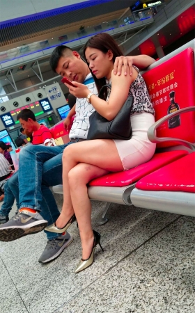 坐在这边不得劲跟过去