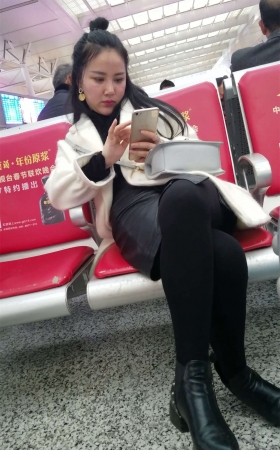 高铁站优雅霸气的女生