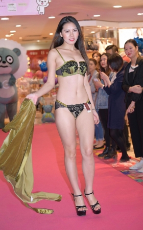 似否记得她？性感吗她这套内衣? [24P]