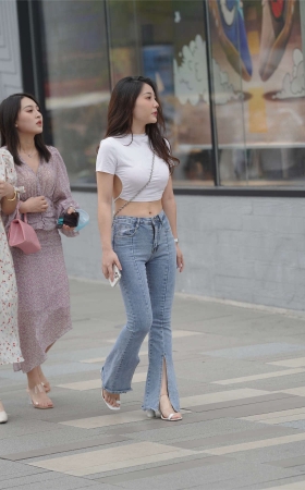 甜美动人喇叭牛仔裤