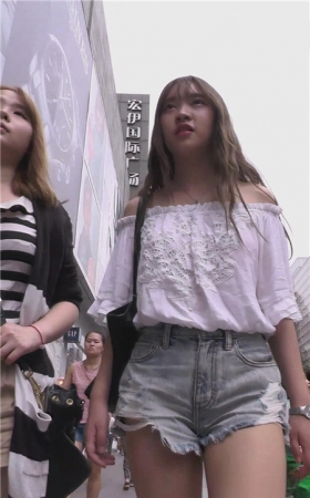 漂亮的一字肩黑牛仔月牙美女