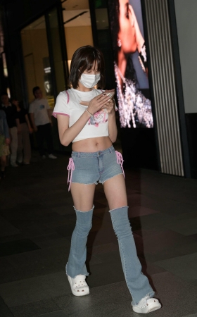 这牛仔裤穿法很新颖啊 [19P]