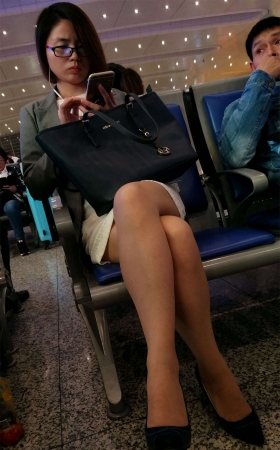 候车的极品美腿黑色高跟知性高冷OL美女