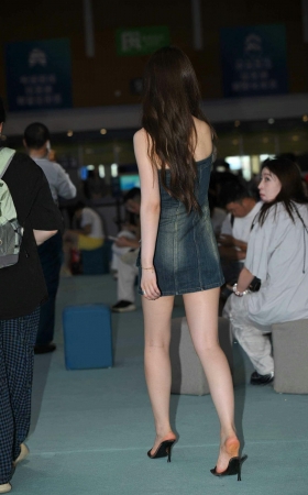 2592-41-66√裹胸牛仔裙-美腿凉拖美女 10P