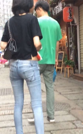 紧绷牛仔裤小美女