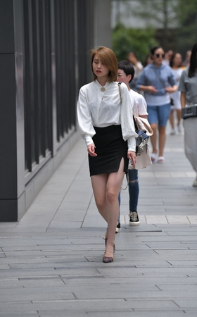 短发，短裙，美腿，高跟美眉