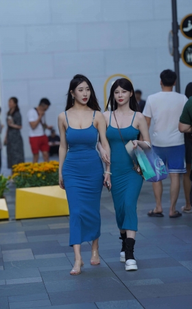 街拍兰色吊带长裙美女 [23P]