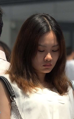 4K – 候车室里的长腿小姐姐 [2.41 GB /MP4]
