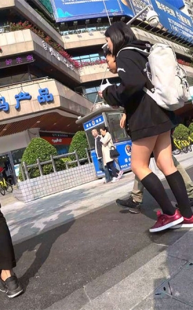 超短牛仔热裤裸腿黑色外套美女