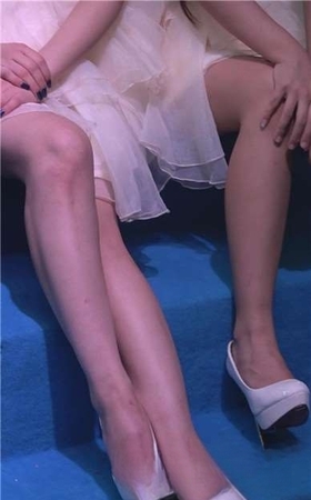 甜美公主裙小美女，粉嫩酥胸微露乳沟很诱惑。