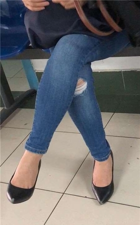紧身牛仔裤高跟鞋少妇