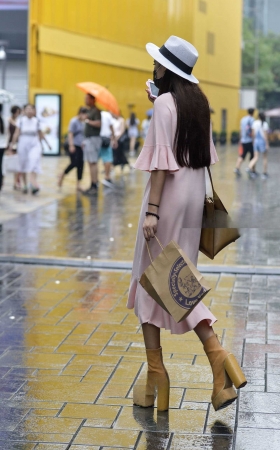 礼帽肉粉裙黄色高跟鞋，彰显美女高雅气质。 [10P]