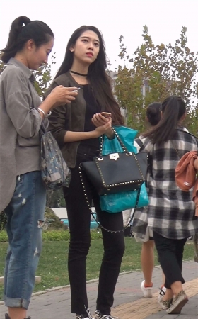 天生丽质的苗条身材紧身裤美女