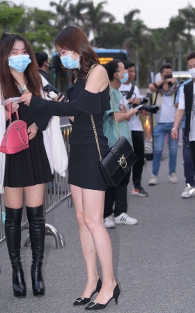 白皙美腿高跟小姐姐 [17P]