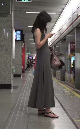 等地铁的长裙MM