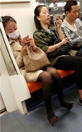 4k超清，地铁拍摄小清新美女，苗条美腿黑丝袜闪闪发亮