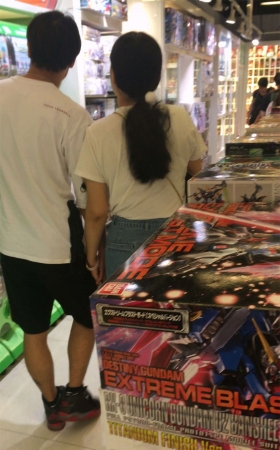 逛超市的白T恤牛仔裙妹子