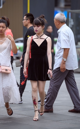 黑色吊带高跟鞋