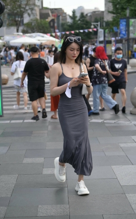 街拍灰色吊带裙美眉 [18P]